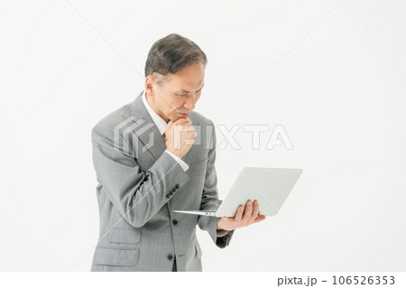 パソコンを持って悩むビジネスマン 106526353
