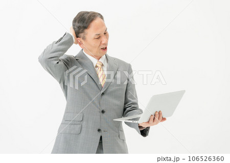 パソコンを持って悩むビジネスマン パソコンを持って悩むビジネスマン 106526360