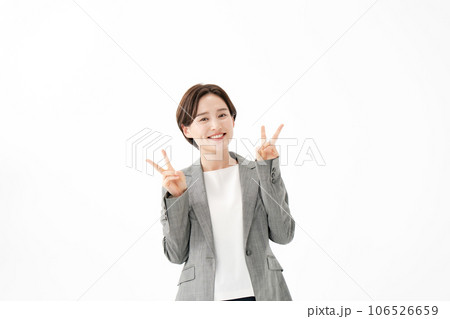 ピースをする女性 ビジネス ピースをする女性 ビジネス 106526659