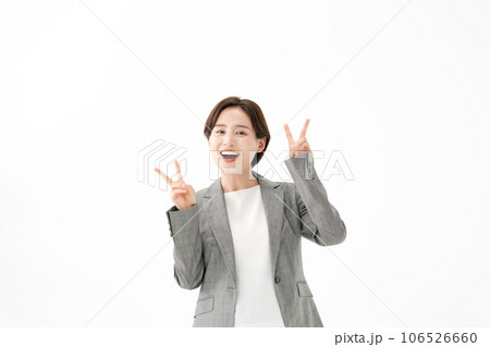 ピースをする女性 ビジネス ピースをする女性 ビジネス 106526660