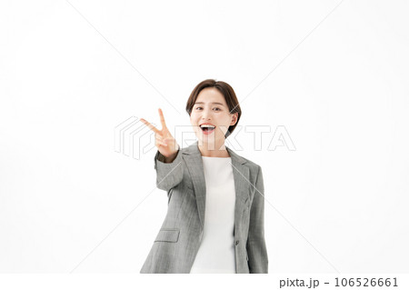 ピースをする女性 ビジネス ピースをする女性 ビジネス 106526661