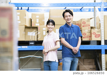 倉庫で働く男女の従業員 倉庫で働く男女の従業員 106526850