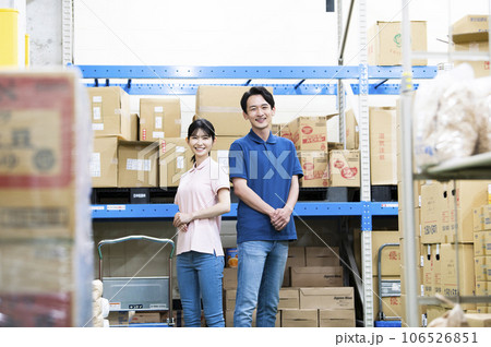 倉庫で働く男女の従業員 106526851