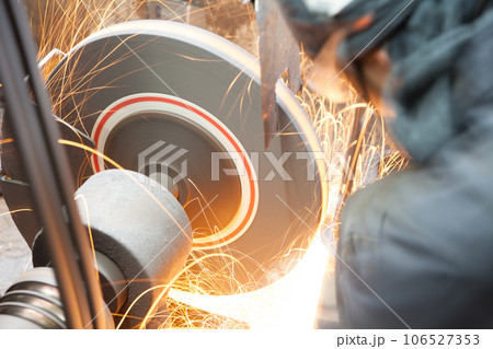 グラインダーで研磨作業をする グラインダーで研磨作業をする 106527353