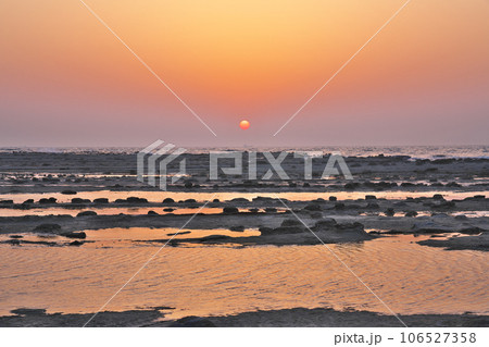 【石見畳ヶ浦 (夕景)】 島根県浜田市国分町 106527358