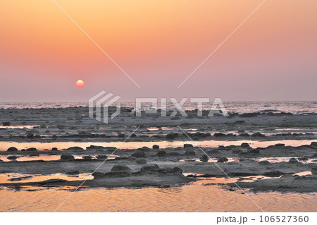 【石見畳ヶ浦 (夕景)】 島根県浜田市国分町 【石見畳ヶ浦 (夕景)】 島根県浜田市国分町 106527360