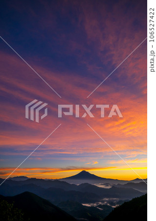 吉原から見る空いっぱいの朝焼けと富士山 吉原から見る空いっぱいの朝焼けと富士山 106527422