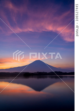 田貫湖からの朝焼け空と富士山 106527445