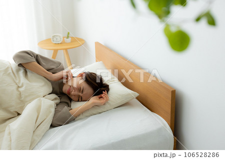 ベッドルームの女性　体調不良 106528286