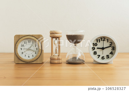 時計と砂時計　時の流れ 106528327