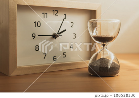 時計と砂時計　時の流れ 106528330