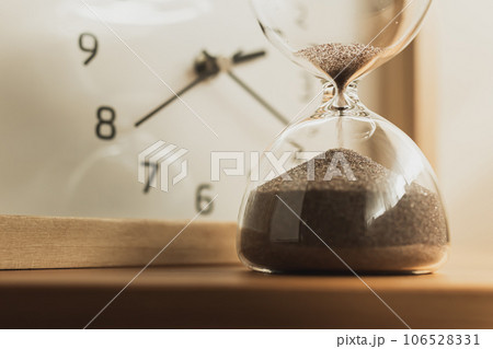 時計と砂時計　時の流れ 106528331