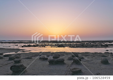 【石見畳ヶ浦 (夕景)】 島根県浜田市国分町 【石見畳ヶ浦 (夕景)】 島根県浜田市国分町 106528459