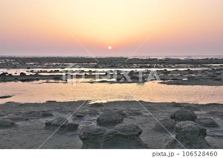 【石見畳ヶ浦 (夕景)】 島根県浜田市国分町 【石見畳ヶ浦 (夕景)】 島根県浜田市国分町 106528460