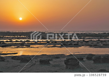【石見畳ヶ浦 (夕景)】 島根県浜田市国分町 【石見畳ヶ浦 (夕景)】 島根県浜田市国分町 106528739