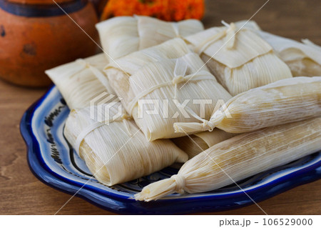 メキシコ料理　タマレスとアトーレ　死者の日のイメージで 106529000