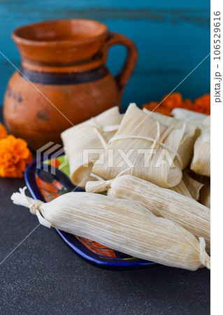 メキシコ料理　タマレスとアトーレ　死者の日のイメージで 106529616