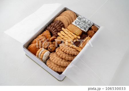 素朴なクッキー缶 106530033