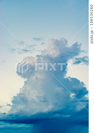 晩夏の夕空に立ち昇る積乱雲とその下の雨柱　暖色寒色強調 106530260