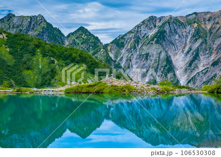 白馬八方池の快晴風景素材 106530308