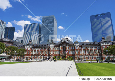 【都市風景】東京駅丸の内駅舎と駅前広場の景観 106530400