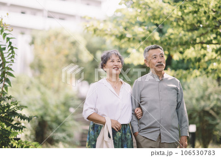 寄り添う笑顔のシニア夫婦 106530783