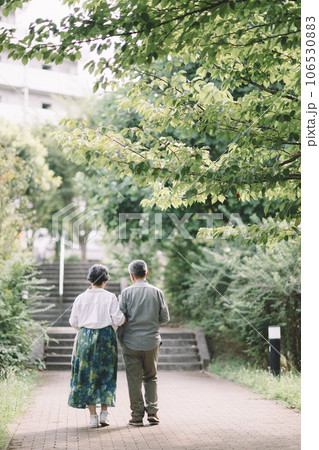 寄り添う笑顔のシニア夫婦の後ろ姿 106530883
