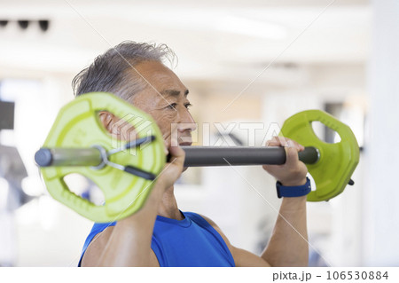 フィットネスジムでショルダープレスをする中高年男性 フィットネスジムでショルダープレスをする中高年男性 106530884
