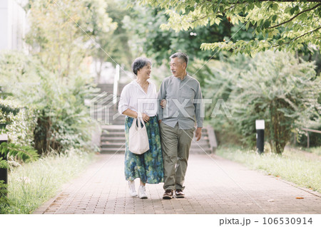 寄り添う笑顔のシニア夫婦 寄り添う笑顔のシニア夫婦 106530914