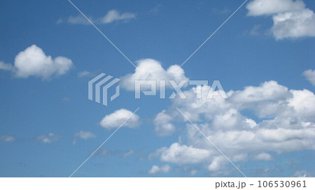 青空に浮かぶ白い雲 106530961
