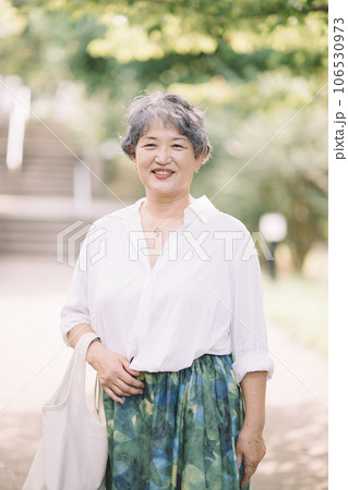 笑顔のグレイヘア60代女性 106530973