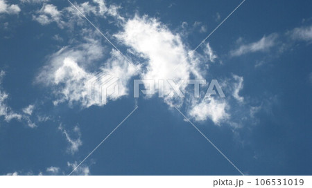 青空に浮かぶ白い雲 青空に浮かぶ白い雲 106531019