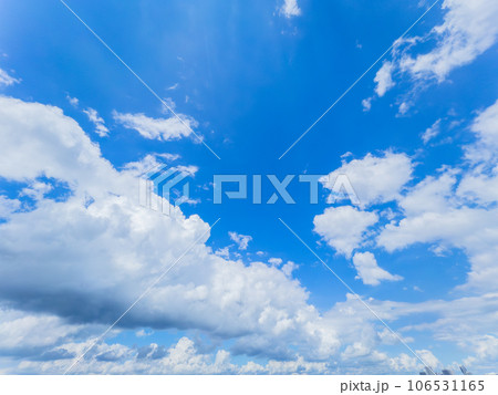 夏の青空と白い雲 106531165