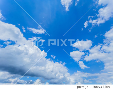 夏の青空と白い雲 106531169