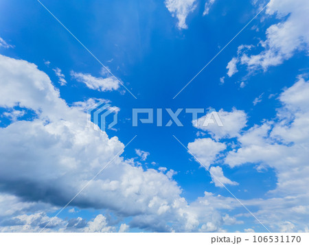 夏の青空と白い雲 106531170