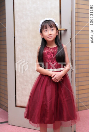 ドレスを着た小学生の女の子 106531199