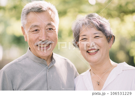 寄り添う笑顔のシニア夫婦 106531229