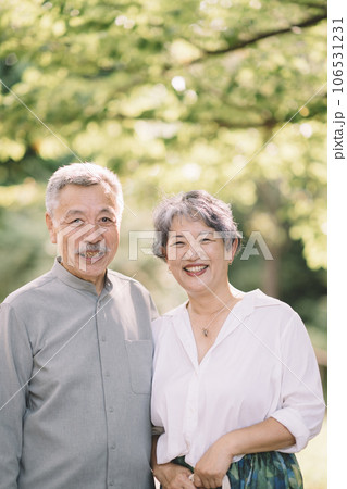 寄り添う笑顔のシニア夫婦 106531231