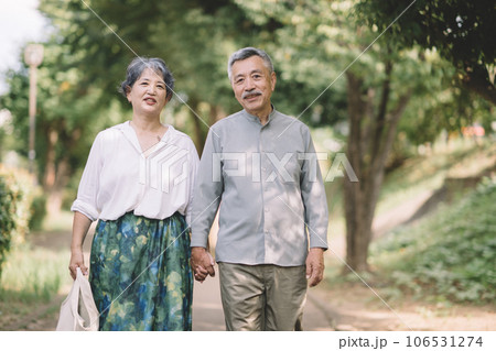 寄り添う笑顔のシニア夫婦 寄り添う笑顔のシニア夫婦 106531274