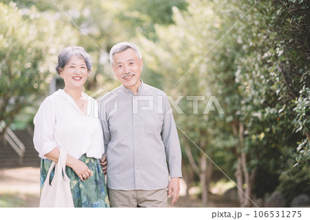 寄り添う笑顔のシニア夫婦 106531275