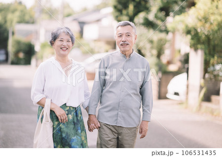 寄り添う笑顔のシニア夫婦 106531435
