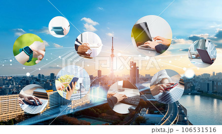 様々なモバイルデバイスを使う人々と通信ネットワーク 106531516