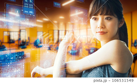 ジムでトレーニングする女性とデータ分析イメージ ジムでトレーニングする女性とデータ分析イメージ 106531549
