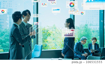 ミーティングするビジネスグループとデジタル書類イメージ ミーティングするビジネスグループとデジタル書類イメージ 106531555