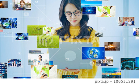 ノートパソコンで動画を見る女性 ノートパソコンで動画を見る女性 106531591