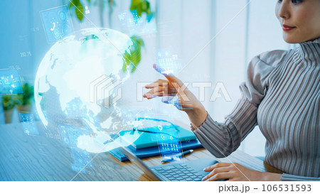 ホログラムの地球を見る女性 106531593