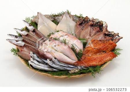 魚の干物ザル盛りイメージ・干物集合イメージ・一夜干しイメージ・干物イメージ 106532273