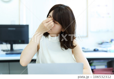 疲れを感じる女性会社員イメージ 106532312