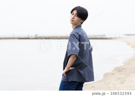 旅行をする若い男性 旅行をする若い男性 106532393