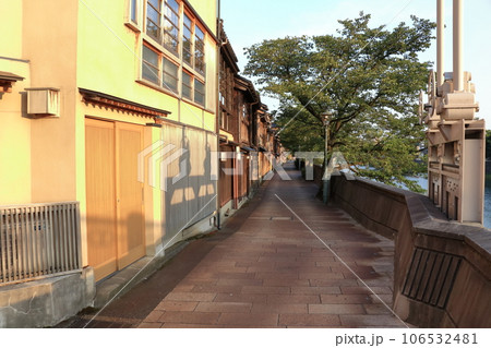 早朝の主計町茶屋街の街並み《石川県》 早朝の主計町茶屋街の街並み《石川県》 106532481